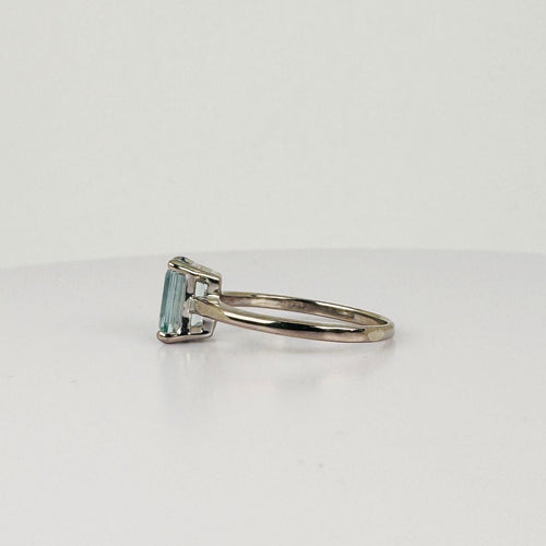 Bague 57 Bague en or blanc 18 carats avec aigue-marine taille émeraude 58 Facettes 2410024