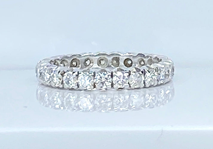Bague 62 Alliance en or blanc 18 carats ornée de 25 diamants 2,40 carat environ 58 Facettes AB522