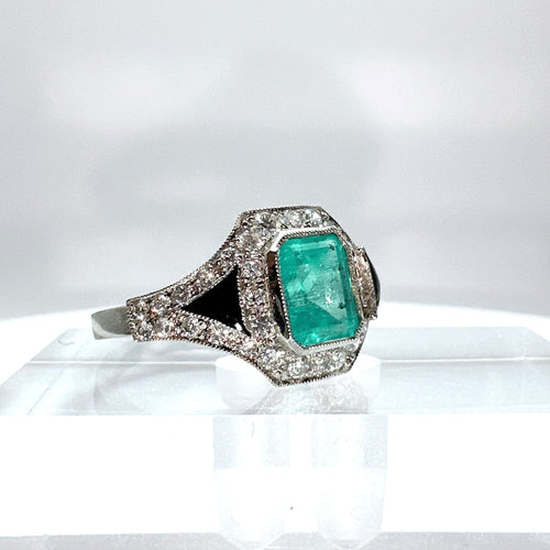 Bague 52 Bague Art Déco en platine ornée d'onyx, de diamants et d'une émeraude 58 Facettes 50389