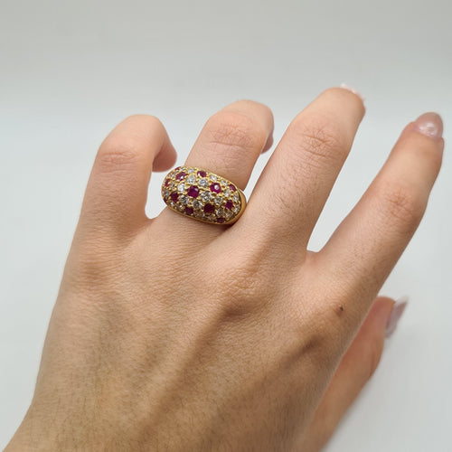 Anello oro giallo bombato con rubini e diamanti