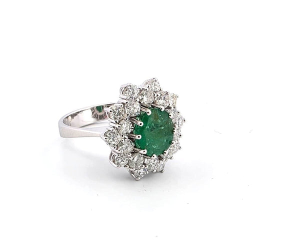 Bague 52 Bague en or blanc avec émeraude centrale et diamants 58 Facettes