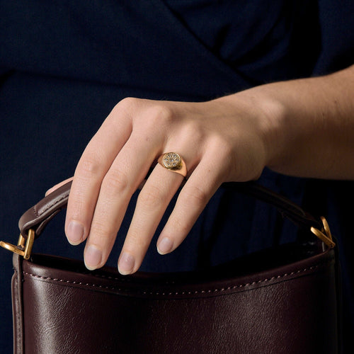 Bague 50 Bague type chevalière en or jaune et diamants 58 Facettes BEA3623