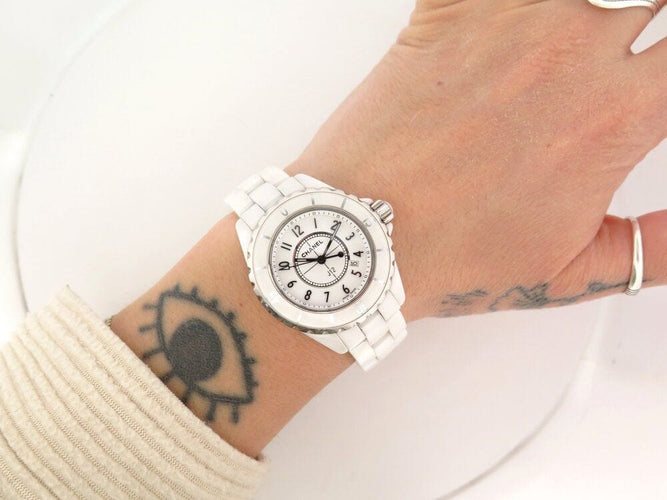 Montre montre CHANEL j12 h0968 33 mm date en ceramique blanc quartz ceramic 58 Facettes 267272