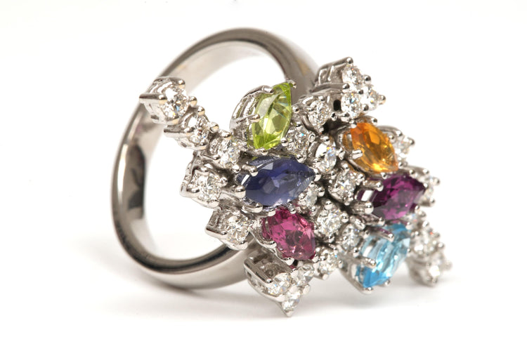 Bague 57 Bague contemporaine en or blanc, pierres multiples, diamants 58 Facettes B457