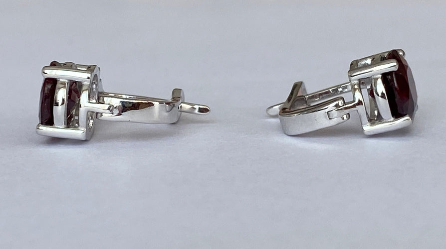 Boucles d'oreilles Boucles d'oreilles puces exquises en or blanc, serties d'un rubis rouge de 4,32 carats et de diamants 58 Facettes