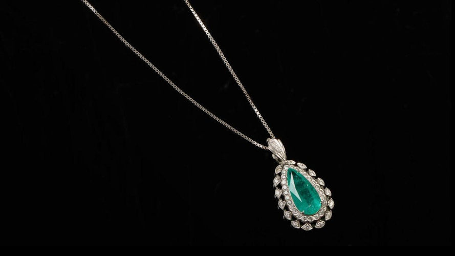 Collier Chaîne Or Gris et Pendentif émeraude de Colombie 11,18 Carats 58 Facettes