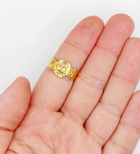 Bague 58.5 Bague chevalière antique or ornée d'un agneau épaulé de fleurs de lys 58 Facettes A05264