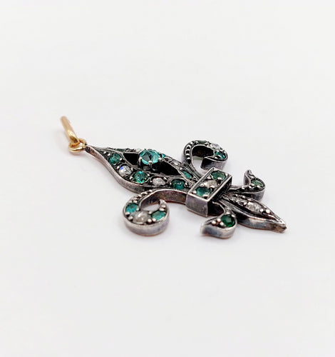Pendentif Pendentif antique fleur de lys en or rose 18k et argent, émeraudes et diamants 58 Facettes A06351