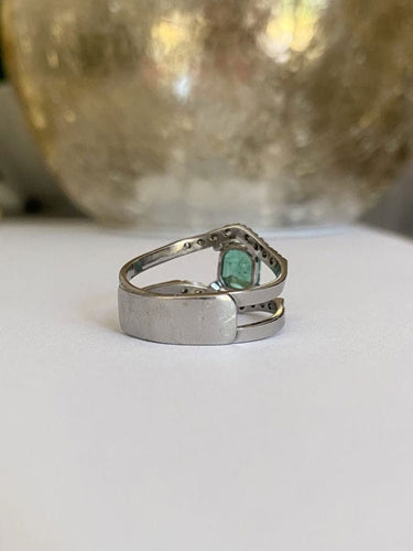 Bague 58.5 Bague en or blanc 18K sertie d’une émeraude et diamants 58 Facettes