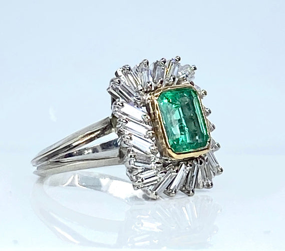 Bague 51 Bague en or jaune et platine, émeraude et diamants baguettes 58 Facettes AB619