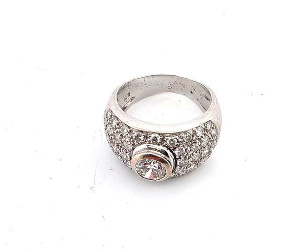 Bague 54 Bague en or blanc massif avec diamant central et pavé de diamants. 58 Facettes