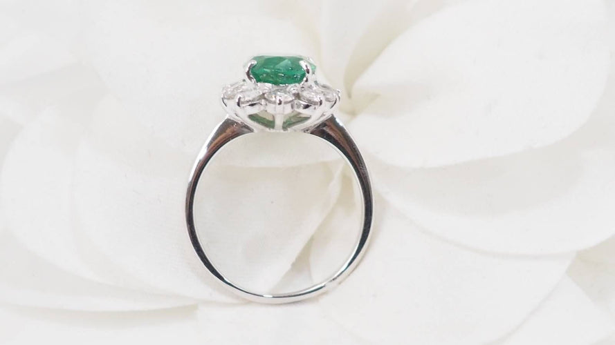 Bague 53 Bague entourage en or blanc, émeraude de Zambie et diamants 58 Facettes 32690