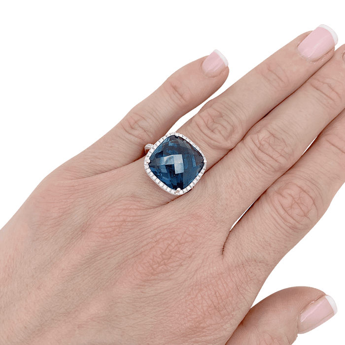 Anillo de oro, topacio azul, diamantes.