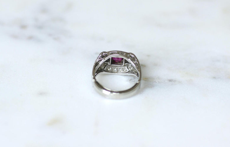 Bague Art Déco en Platine, Rubis et Diamants 58 Facettes