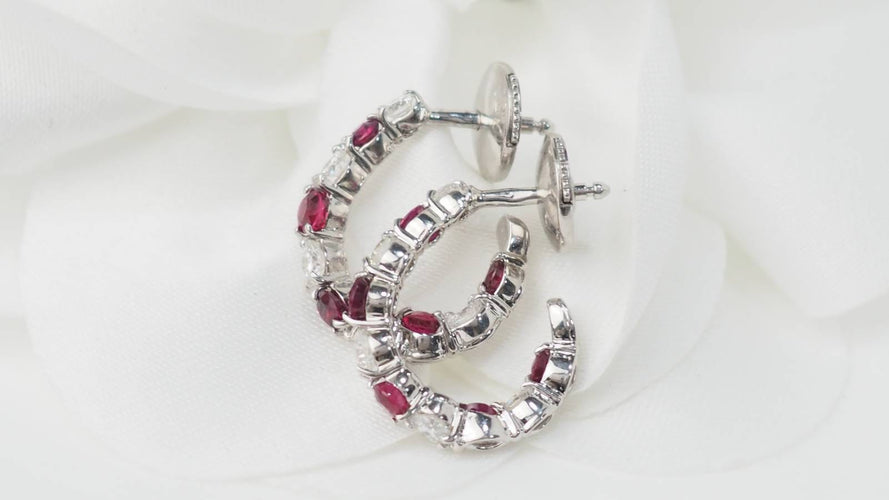 Boucles d'oreilles Boucles d'oreilles créoles en or blanc, rubis et diamants 58 Facettes 32986
