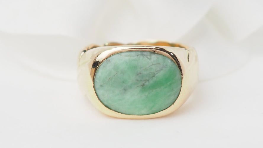 Bague 50 Bague chevalière en or jaune et cabochon jade 58 Facettes 31221