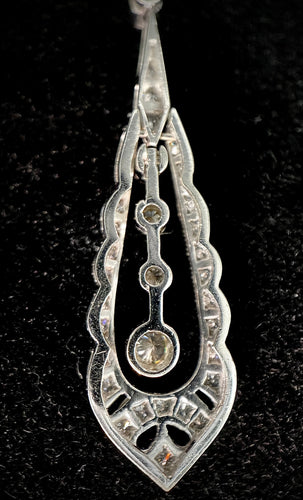 一对镶嵌着明亮钻石的吊坠耳环