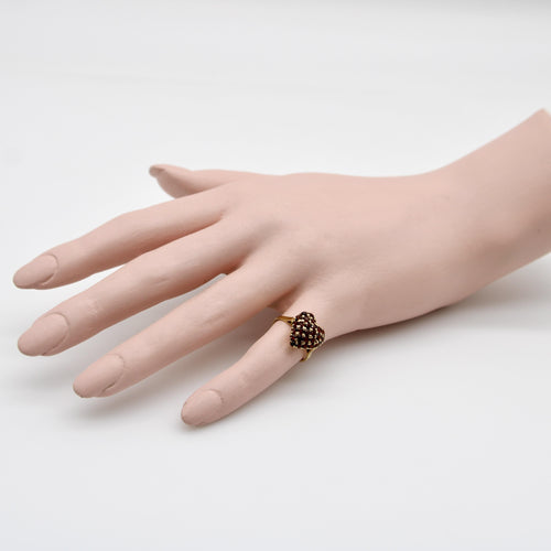 Anillo vintage de oro amarillo con corazón de granate pavé 