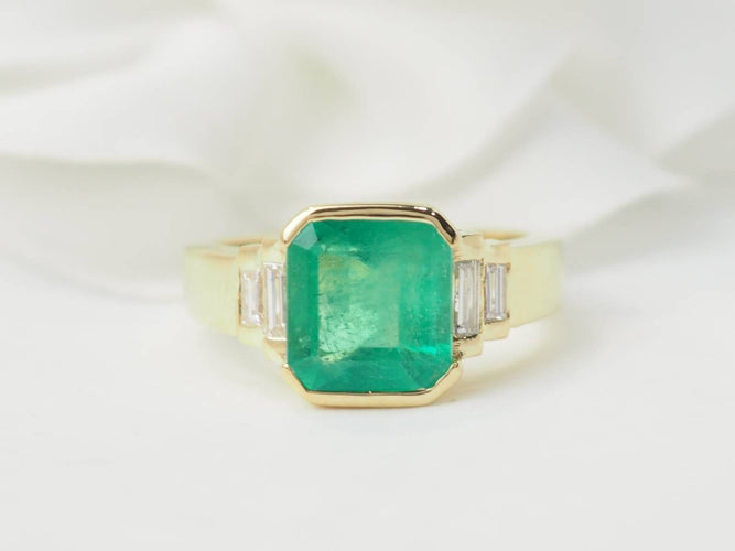 Bague 52.5 Bague en or jaune, émeraude et diamants 58 Facettes 33540