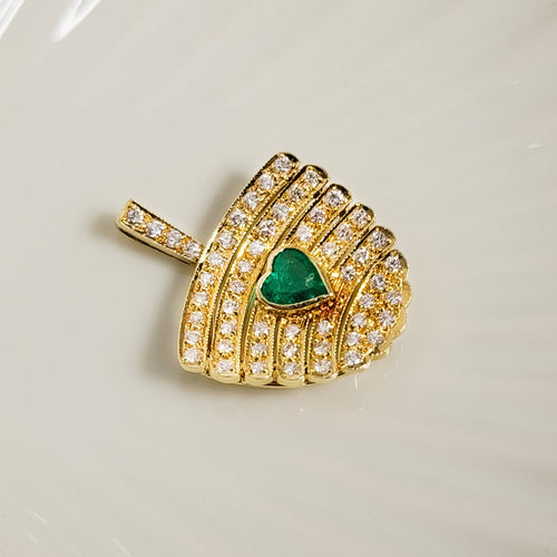 Gold pendant adorned with emeralds and diamonds – an exquisite beauty 