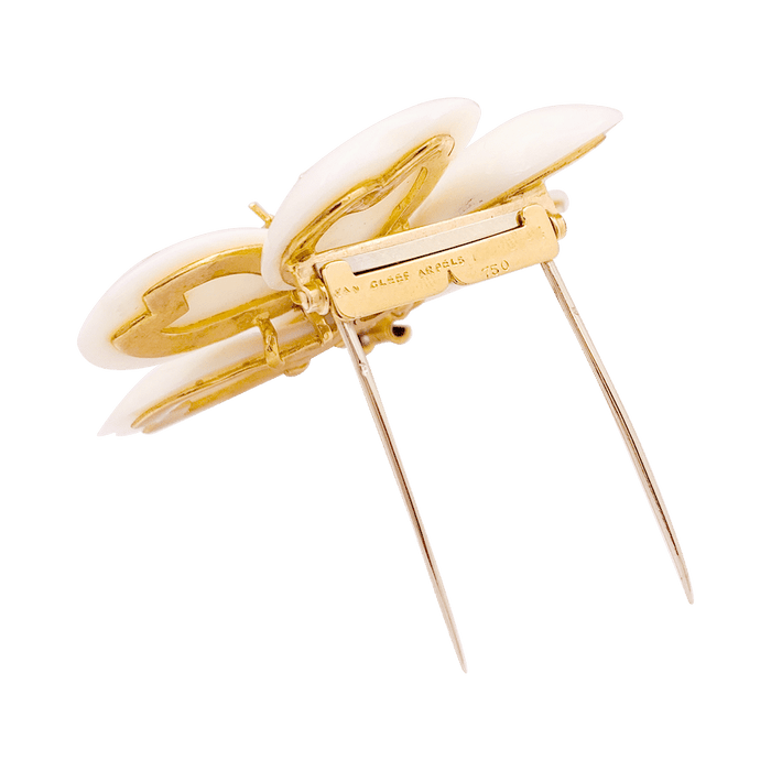 Broche Van Cleef & Arpels "Rose de Noël" or jaune, corail blanc, diamants. 58 Facettes 34134