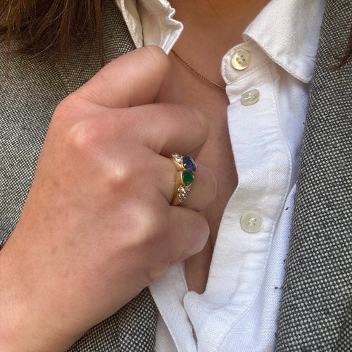 Bague Bague deux cœurs blottis en or jaune, saphir et émeraude 58 Facettes