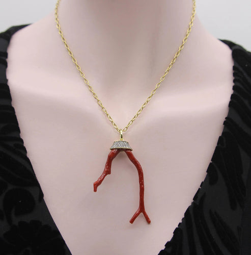 Pendentif Pendentif Signature en or avec branche de corail et diamants 58 Facettes A10039