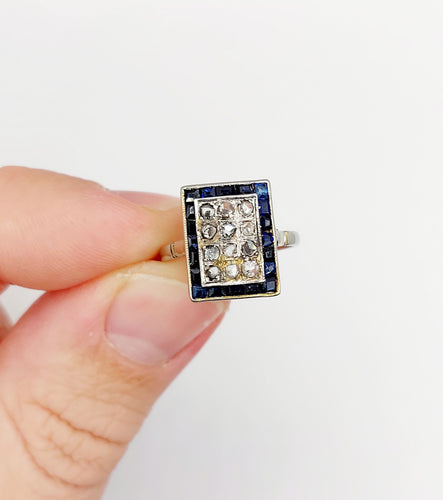 Pierścionek marquise art déco z białego złota 18k z diamentami i szafirami kalibrowanymi (około 1920) 