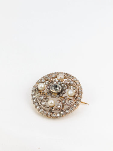 Broche redondo com diamantes e pérolas finas