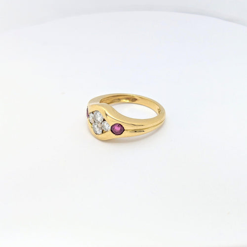 Pırlanta ve yakutlarla süslenmiş sarı altın yüzük