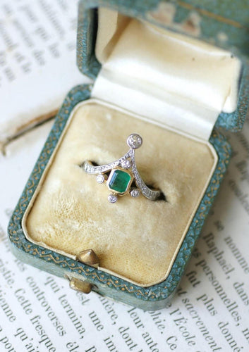 Bague 54 Bague Duchesse or jaune, platine, émeraude et diamants 58 Facettes