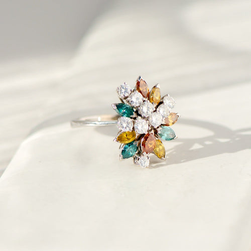 Bague Bague vintage en or blanc sertie de diamants blancs et colorés 58 Facettes 3036