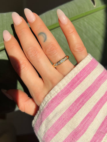 Anel em ouro amarelo e diamantes engastados em grão 