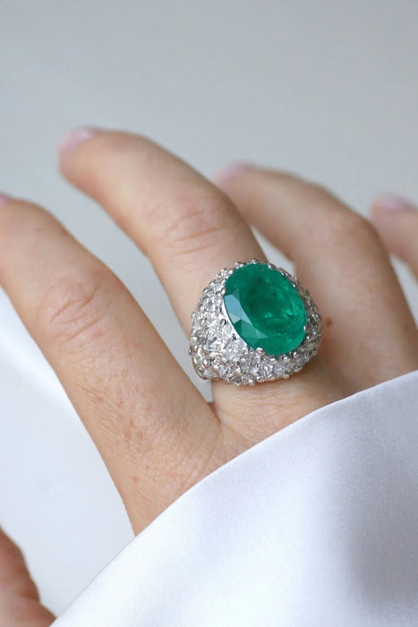 Cocktail ring in white gold with Colombian emerald and diamonds