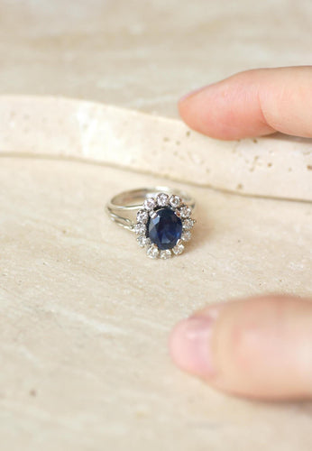 Bague 53.5 Bague Marguerite saphir 2,40 Cts, diamants, années 60 58 Facettes