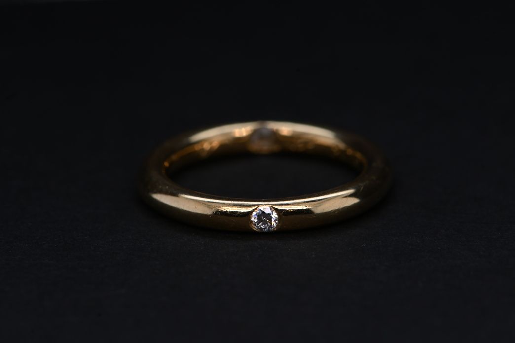 Round solitaire in gold set with a brilliant-cut diamond