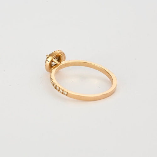 Gemmyo - Solitær omgitt av 0,50 karat rosegull diamanter.