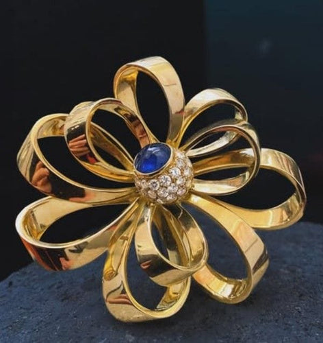 około 1955 r. duży klips z dekoracją kwiatową z żółtego złota, szafirów i diamentów