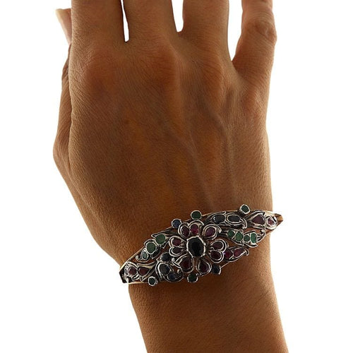 Bracelet Bracelet rigide de style ancien en or rose et argent avec rubis, saphirs et émeraudes 58 Facettes G3815