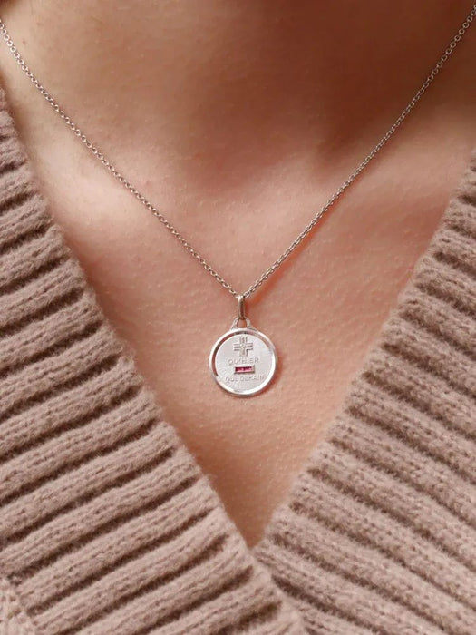 Pendentif Médaille amour Augis ronde Plus qu'hier moins que demain or blanc diamant rubis 58 Facettes J453