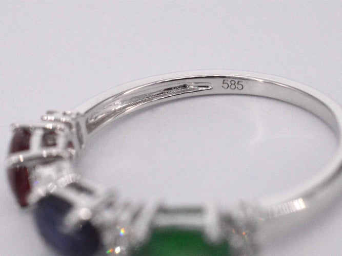 Pierścionek z białego złota z diamentami, szafirem, rubinem i szmaragdem