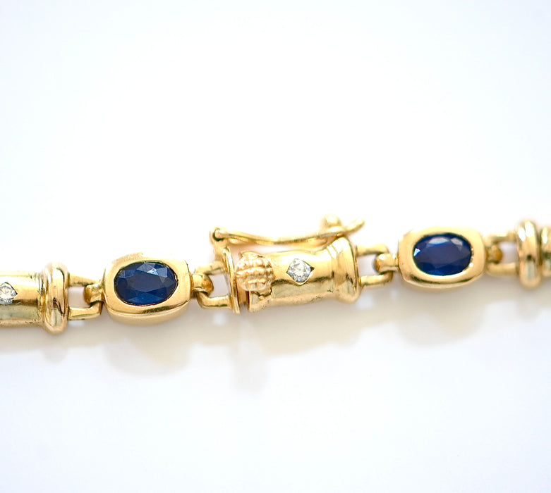 Gouden armband versierd met diamanten en saffieren