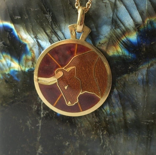 Pendentif Cartier - Pendentif zodiaque Taureau en or jaune 18k et émail plique-à-jour 58 Facettes