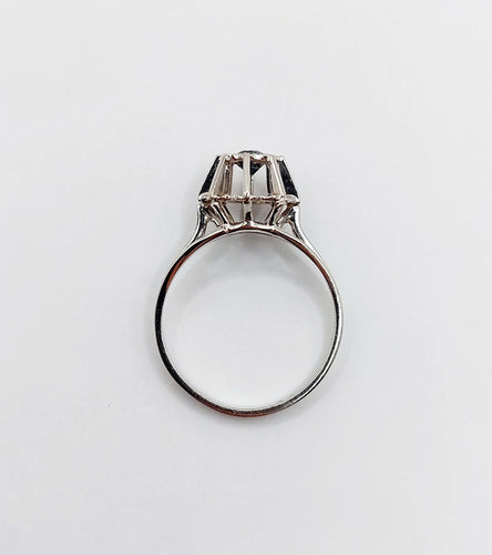 Bague 52 Bague solitaire Art Déco or blanc, saphir naturel (circa 1980) 58 Facettes A04451