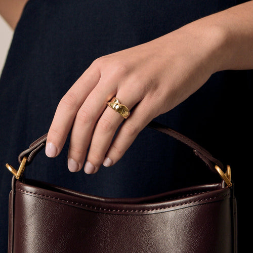 Anel em ouro amarelo com motivo de laço estilizado 