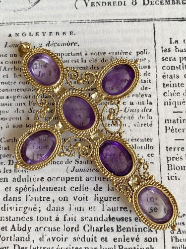 Importante croix en or jaune sertie de 6 améthystes 58 Facettes