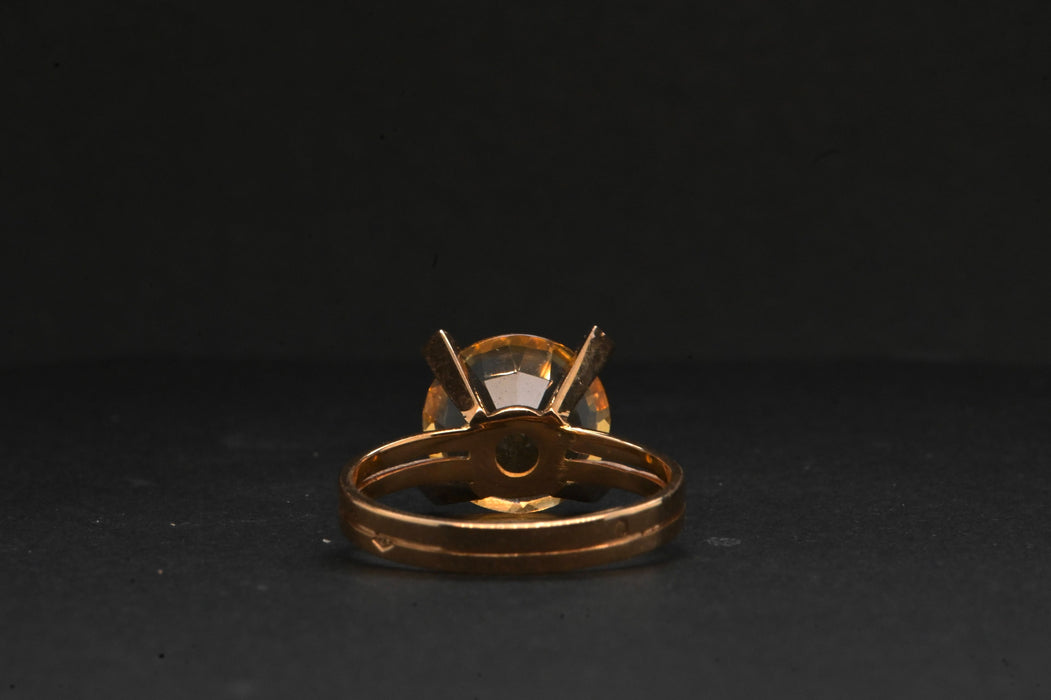 Ring versierd met een briljant geslepen citrien in goud