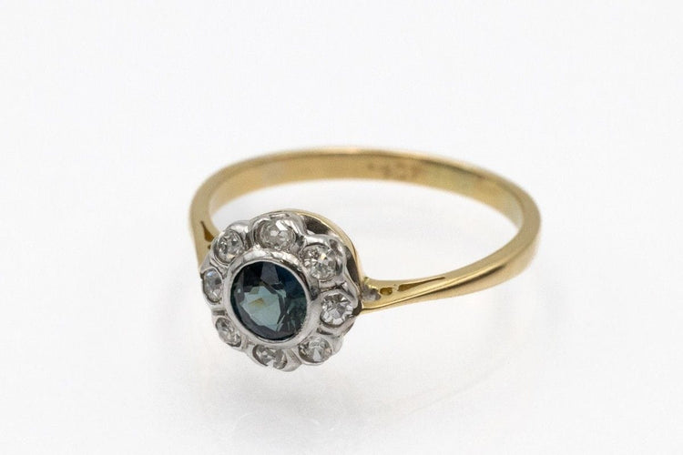 Bague 55 Bague en or jaune, saphir et diamants, seconde moitié du XXe siècle 58 Facettes 11550