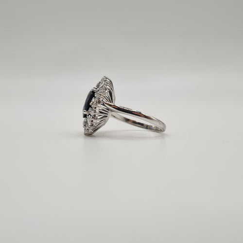 Bague 52 Bague or blanc, saphir et diamants 58 Facettes