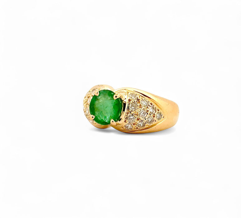 Ring aus Gelbgold, Smaragd und Diamant